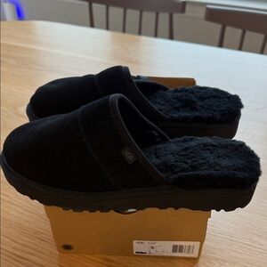 UGG Black Plush Lined Slippers NWT Men’s size 9